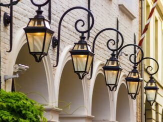 découvrez nos solutions d'éclairage extérieur pour illuminer votre jardin, terrasse ou façade. profitez d'une ambiance chaleureuse et sécurisez vos espaces extérieurs avec des luminaires design et durables.