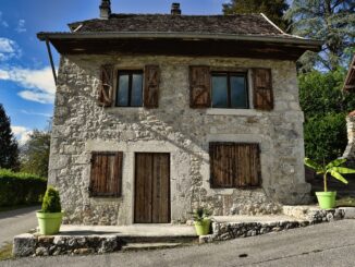 découvrez nos solutions professionnelles de rénovation de biens immobiliers : améliorez, modernisez et valorisez votre propriété grâce à notre expertise en travaux de rénovation intérieure et extérieure.